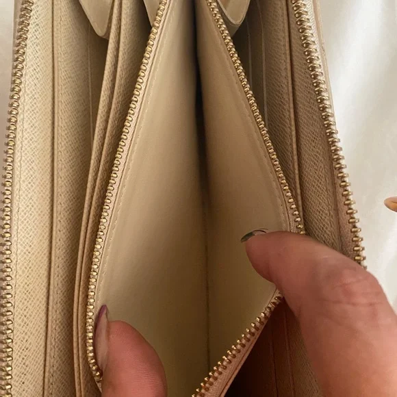 Louis Vuitton | 2007 Damier Azur Pattern Zippy Wallet - Picture 6 of 13